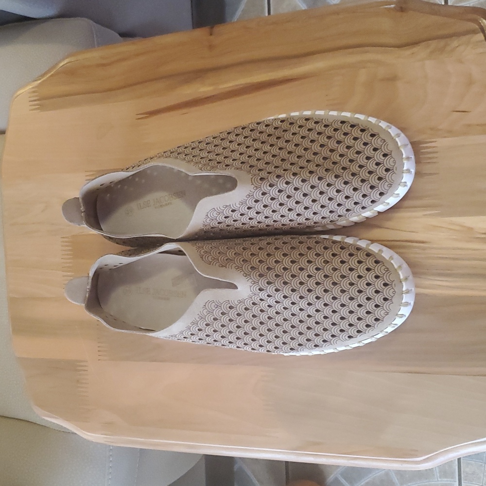 Isle Jacobsen Women's Beige Slip-On Flats